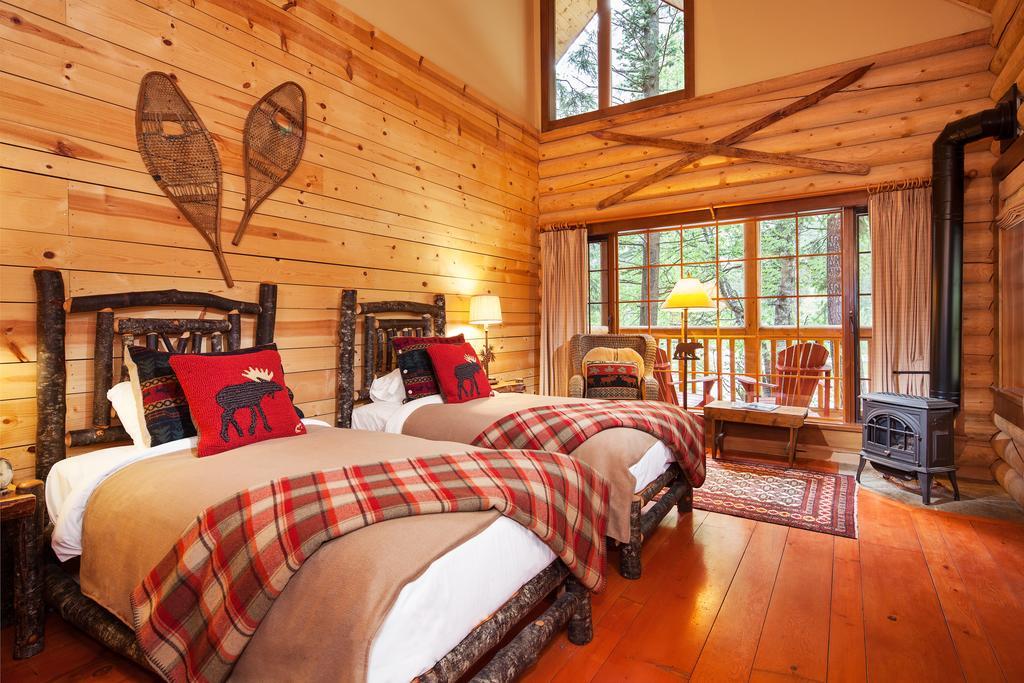 Cathedral Mountain Lodge Field Extérieur photo