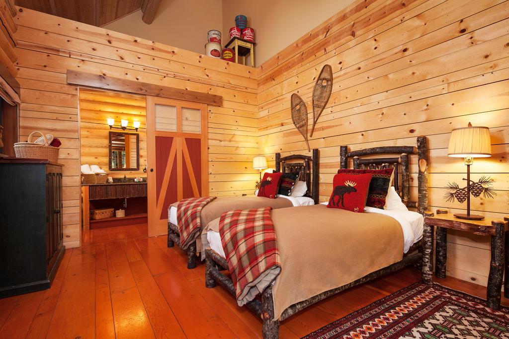 Cathedral Mountain Lodge Field Extérieur photo