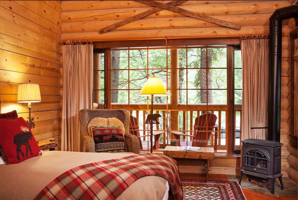 Cathedral Mountain Lodge Field Extérieur photo
