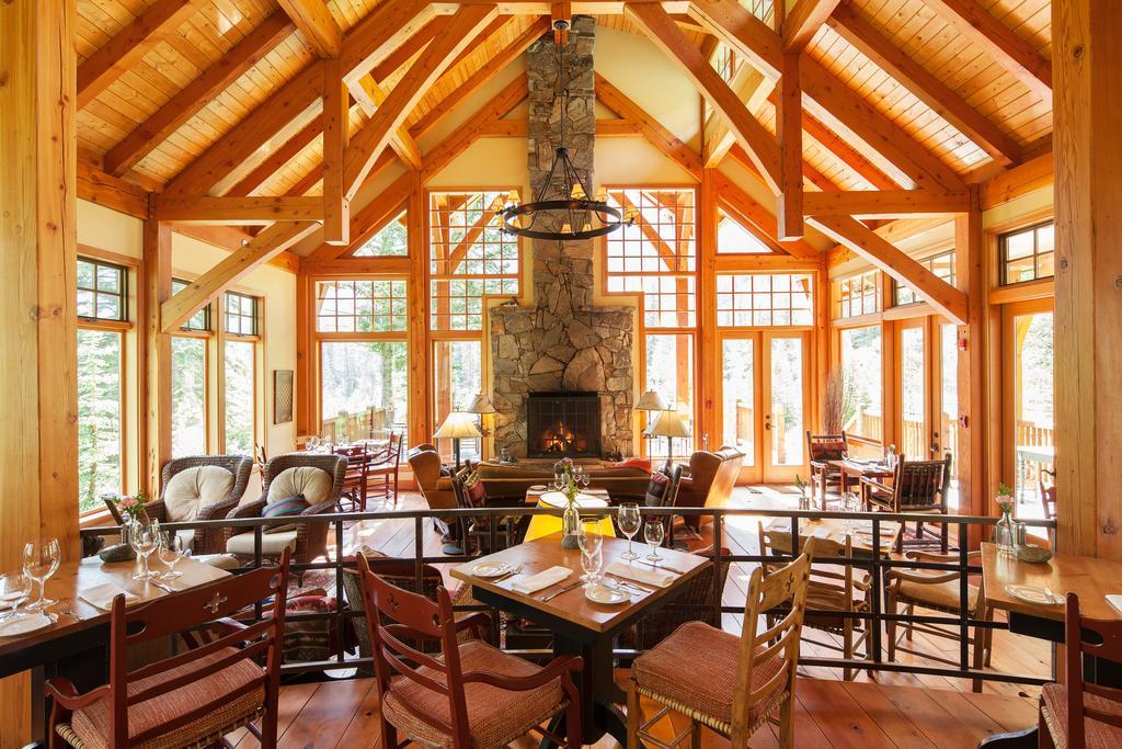 Cathedral Mountain Lodge Field Extérieur photo